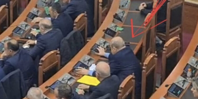 Me të dyja duart! Momenti kur deputeti socialist voton edhe për kolegen