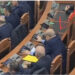 Me të dyja duart! Momenti kur deputeti socialist voton edhe për kolegen