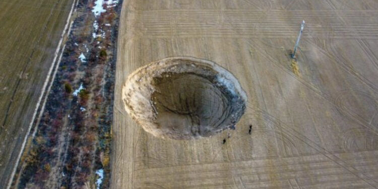VIDEO/ Pasojat e tërmetit, një gropë e madhe gjendet në qytetin turk të Konyas