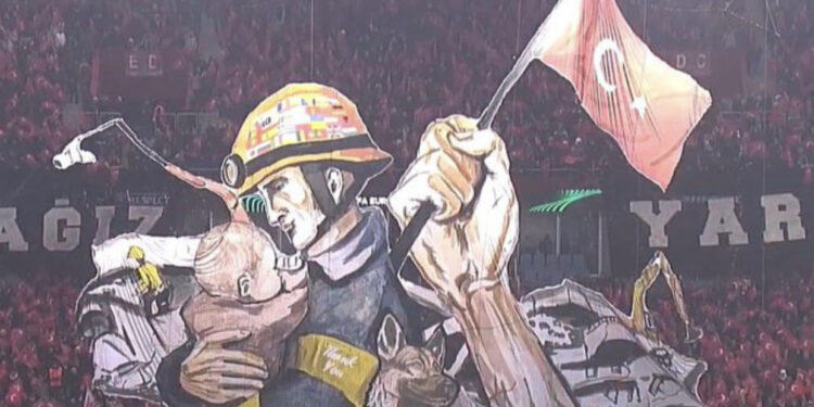 VIDEO/ Emocionojnë tifozët e Trabzonspor, nderim të viktimave të tërmetit!