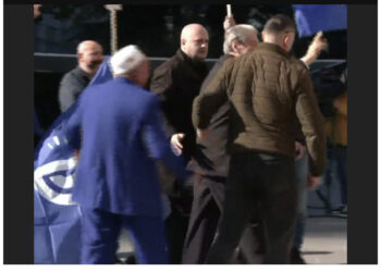 FOTO/ Berisha mbërrin në selinë blu, protestuesit “nuk e lëshojnë”, e presin me përqafime dhe brohoritje