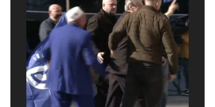 FOTO/ Berisha mbërrin në selinë blu, protestuesit “nuk e lëshojnë”, e presin me përqafime dhe brohoritje