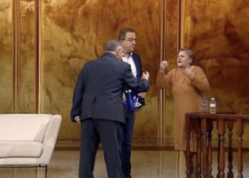 VIDEO/ “K*rvë, ju kam nxjerrë nudo”, Hajria e përlotur tregon kërcënimet e fqinjit