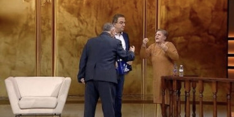 VIDEO/ “K*rvë, ju kam nxjerrë nudo”, Hajria e përlotur tregon kërcënimet e fqinjit