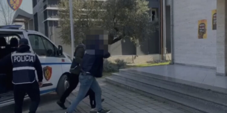 EMRI/ I shumëkërkuar në Spanjë për trafik kanabisi dhe mashtrime, arrestohet 22-vjeçari në Fier