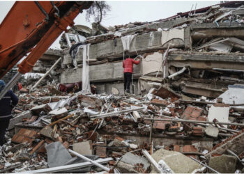 Mbi 9600 të vdekur nga tërmeti, shpresat për të mbijetuar po shuhen