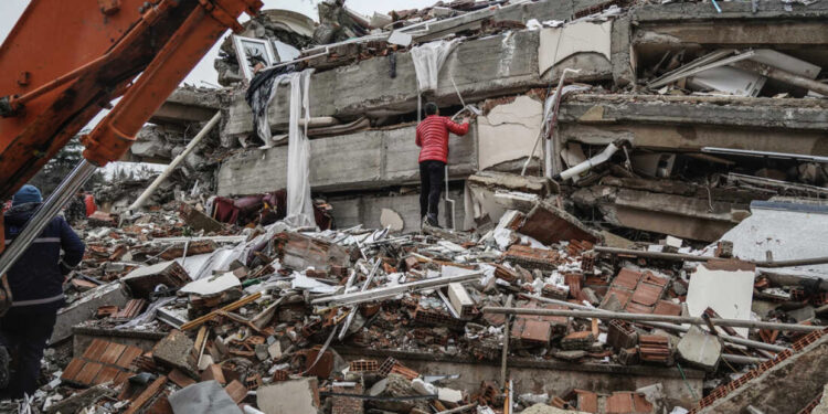 Mbi 9600 të vdekur nga tërmeti, shpresat për të mbijetuar po shuhen