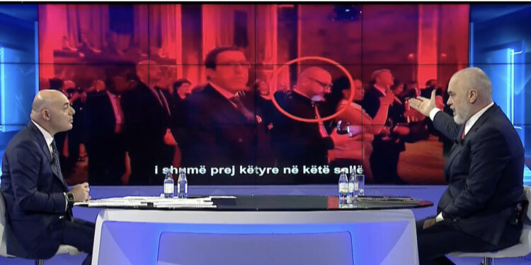 VIDEO/ Fevziu i nxjerr foton e Agron Nezës në eventin e tij, Rama: Po ça tregon kjo?! Ftojeni dhe pyeteni