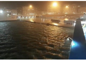 Incidente nga moti i keq/ Trageti i Ankonës përplaset në Portin e Durrësit