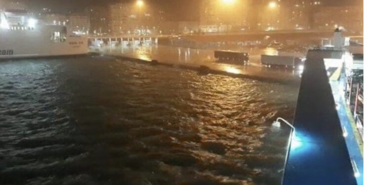 Incidente nga moti i keq/ Trageti i Ankonës përplaset në Portin e Durrësit