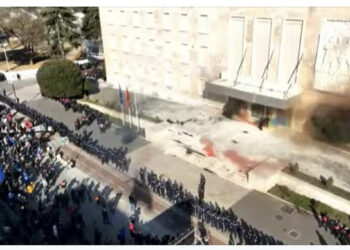 LIVE-Pamje nga lart! Çfarë po ndodh te Kryeministria?