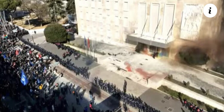 LIVE-Pamje nga lart! Çfarë po ndodh te Kryeministria?