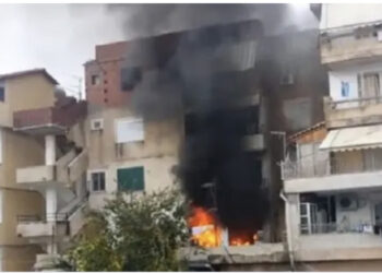 Zjarr në një pallat pranë Presidencës në Tiranë, evakuohen banorët