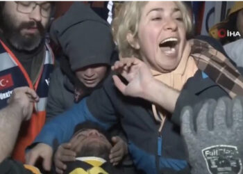 E trishtë/ Adoleshenti i shpëtuar pas 94 orësh nga rrënojat tregon se mbijetoi duke pirë urin*n e tij