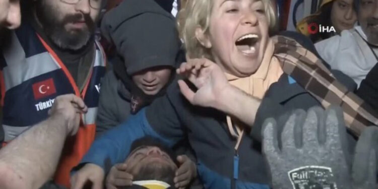 E trishtë/ Adoleshenti i shpëtuar pas 94 orësh nga rrënojat tregon se mbijetoi duke pirë urin*n e tij