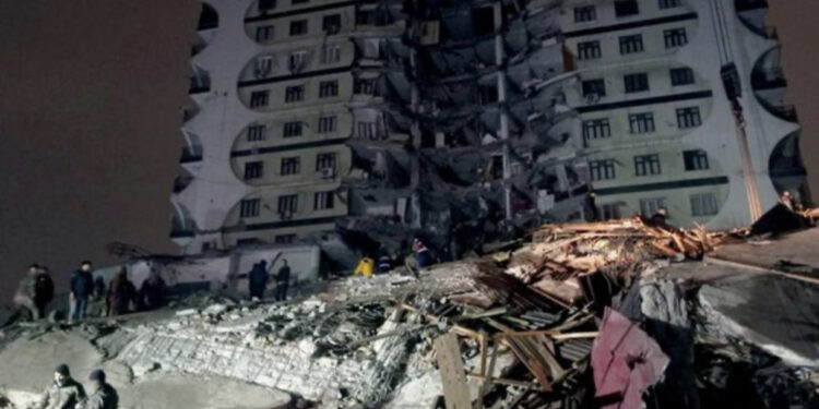 Tërmeti tragjik në Turqi dhe Siri, shkon mbi 8,400 numri i viktimave, mijëra të tjerë janë nën rrënoja