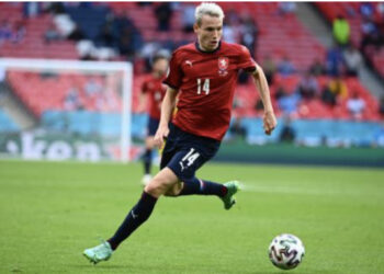 “Nuk dua të fshihem më”, futbollisti i njohur pranon se është homoseksual