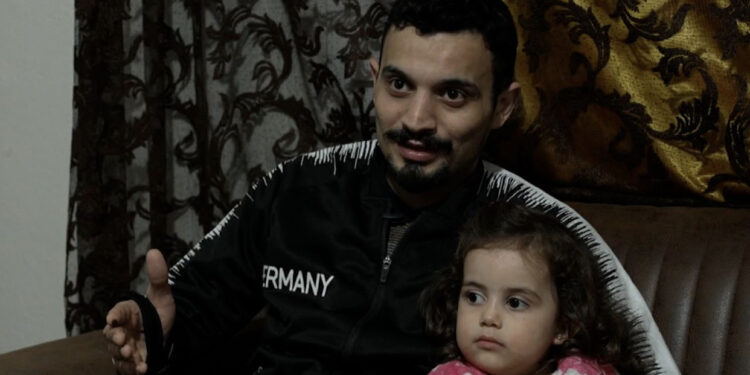 Videoja që po përlot botën, humbi nënën gjatë tërmetit pas shumë ditësh vogëlushja gjen babin