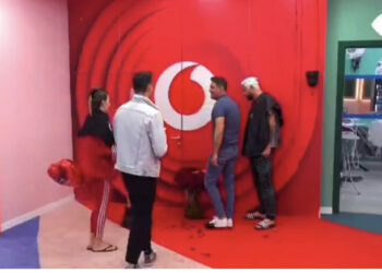 VIDEO/ “Vajza më me fat që të kam njohur”, Maestro merr dhuratën e ëmbël nga gruaja