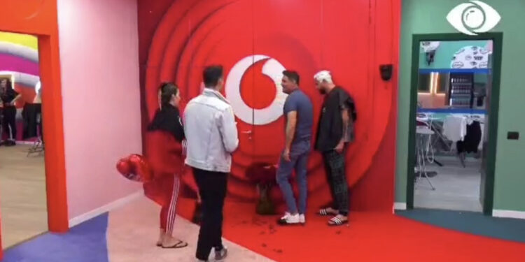 VIDEO/ “Vajza më me fat që të kam njohur”, Maestro merr dhuratën e ëmbël nga gruaja