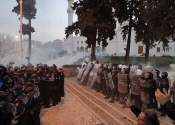 EMRAT/ Protesta e Opozitës para Kuvendit, vihen në pranga dy persona, një tjetër shpallet në kërkim