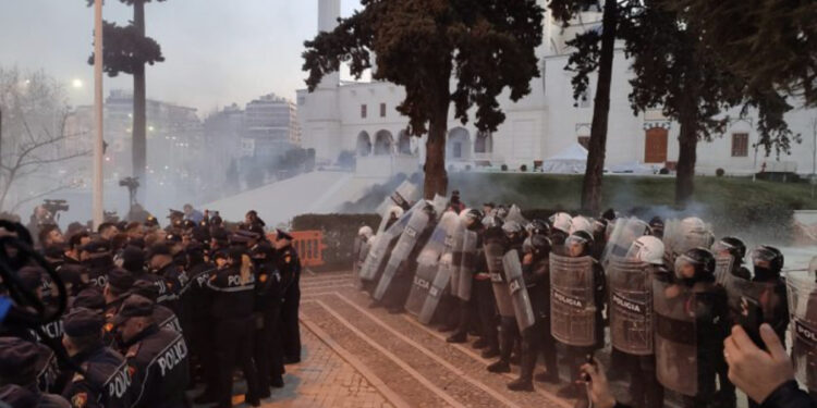 EMRAT/ Protesta e Opozitës para Kuvendit, vihen në pranga dy persona, një tjetër shpallet në kërkim