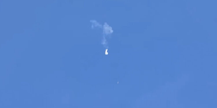 Me avion ushtarak, ushtria amerikane rrëzon balonën e spiunazhit kinez në brigjet lindore