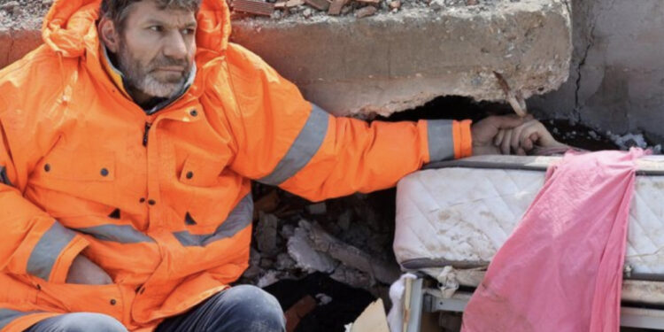 FOTO/ “M’u desh të braktisja princeshën time”, historia rrëqethëse pas fotos virale të burrit që shtrëngonte dorën e vajzës së vdekur