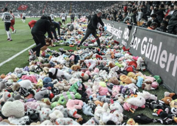 VIDEO/ “Lotët e botës”, tifozët e Besiktas mbushin fushën e blertë me lodra për të prekurit e tërmetit