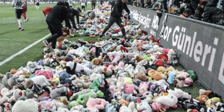 VIDEO/ “Lotët e botës”, tifozët e Besiktas mbushin fushën e blertë me lodra për të prekurit e tërmetit