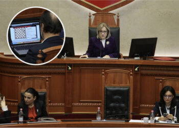 VIDEO/ Parlamenti “gëlon” për dosjen “McGonigal”! Socialistët shah, telefon dhe muhabet