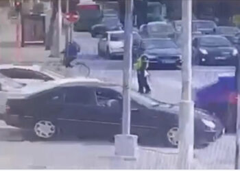 E frikshme! Del VIDEO-Momenti kur autobusi përplasi 9 makina në Tiranë