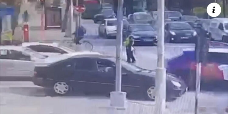 E frikshme! Del VIDEO-Momenti kur autobusi përplasi 9 makina në Tiranë