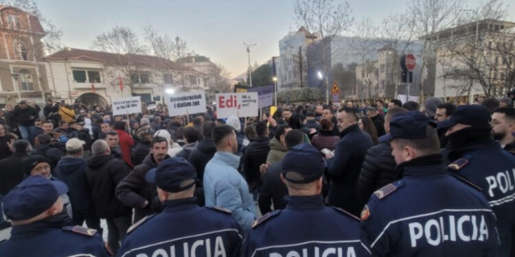 Protesta e PD para Kuvendit, 1 mijë efektivë policie në gatishmëri, vendosen dhe autobotë me ujë