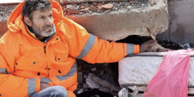 TËRMETI/ Flet babai që nuk e lëshoi dorën vajzës së vdekur: Nuk të lë që të shkosh