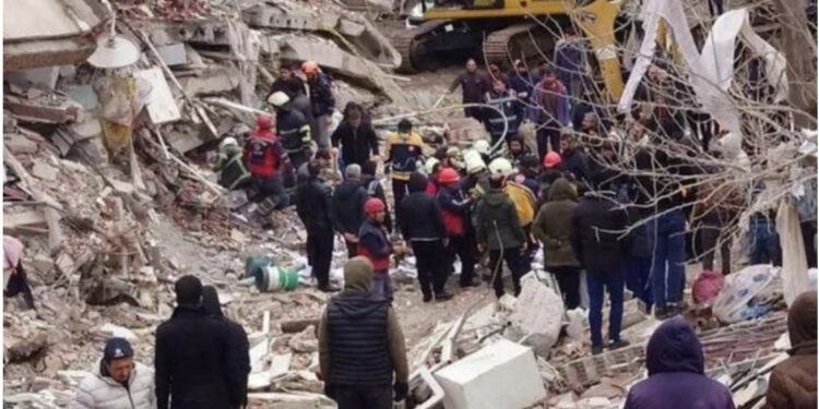 Tërmeti/ “Ju lutem ma gjeni, ta di se ku e ka varrin”, punonjësi i kërkim-shpëtimit tregon lutjet dëshpëruese të një babai që humbi vajzën nën rrënoja