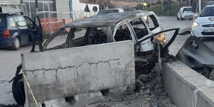 FOTO/ Tjetër aksident i rëndë në vend, makina përplaset me trafikndarësen dhe merr flakë, zhduket shoferi