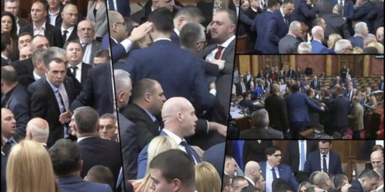 VIDEO/ Kaos në Serbi, opozita i sulet Vuçiç: Nuk heqim dorë nga Kosova