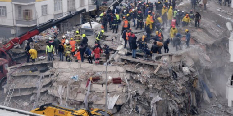 Gati 24 mijë të vdekur nga tërmeti tragjik në Turqi dhe Siri, vazhdojnë kërkimet nën rrënoja