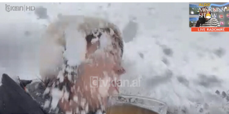 VIDEO/ Gazetarja flet nga mali i Korabit, i vjen papritur një top prej bore në fytyrë