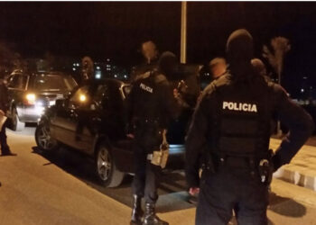 “Zbrisni në tokë”! Me armë dhe kokainë në makinë! Dy të arrestuar në Tiranë