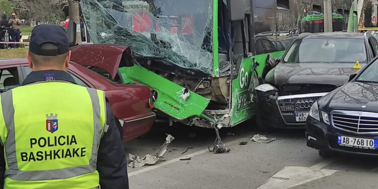 Kaosi me autobusët dhe lidhja okulte e Veliajt me pronarin e “Green Line”