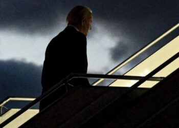 VIDEO/ Biden rrëzohet sërish në shkallët e avionit