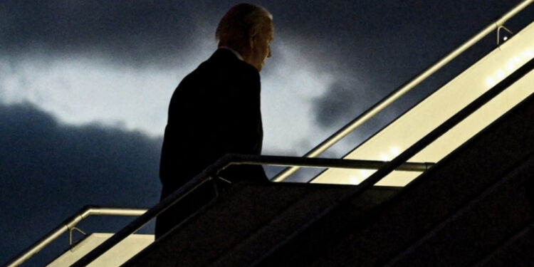 VIDEO/ Biden rrëzohet sërish në shkallët e avionit