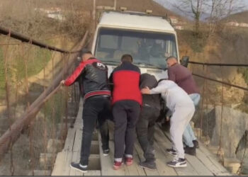 Prag tragjedie në Klos! Thyhet dërrasa, furgoni me fëmijë ngec në urë