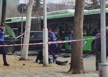 VIDEO/ “Ndodhi shumë shpejt”! Shoferi: Dëgjova zhurmë, autobusi më goditi nga pas