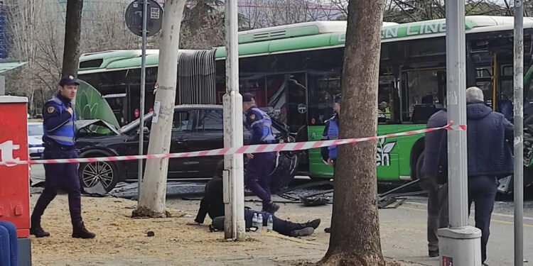 VIDEO/ “Ndodhi shumë shpejt”! Shoferi: Dëgjova zhurmë, autobusi më goditi nga pas