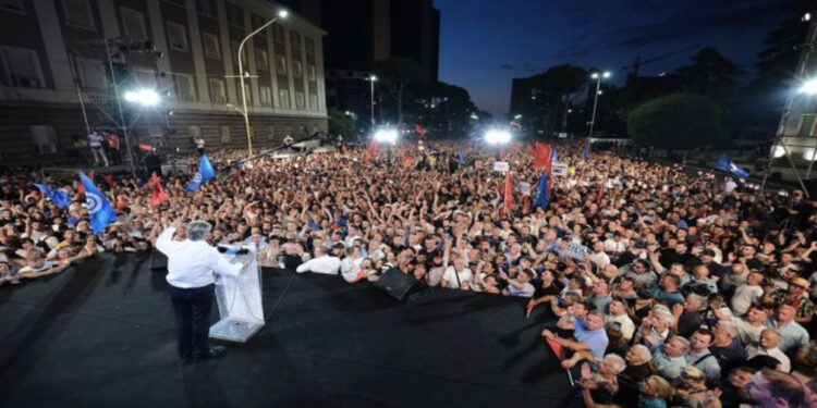 Priten rreth 100 mijë veta në shesh/ Zbardhen detajet nga protesta e PD, nga organizimi tek fjalimet