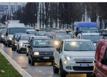 Parlamenti Europian miraton ligjin, nga ky vit ndalohet shitja e makinave me benzinë dhe naftë në BE