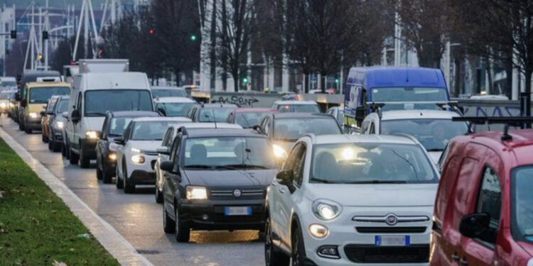 Parlamenti Europian miraton ligjin, nga ky vit ndalohet shitja e makinave me benzinë dhe naftë në BE